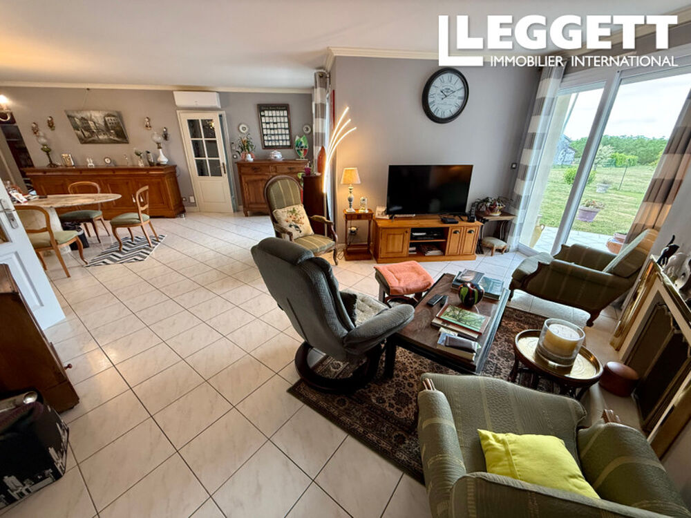 Vente Maison Une maison familiale de 4 chambres, un grand salon/salle à manger, une excellente DPE dans un grand terrain. Brie-sous-chalais