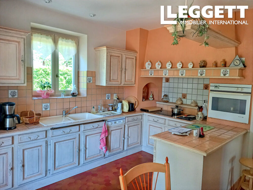Vente Maison Maison de village comprenant 5 chambres, 3 salles de bains, un salon, une salle à manger, un garage, une cave, Espartignac