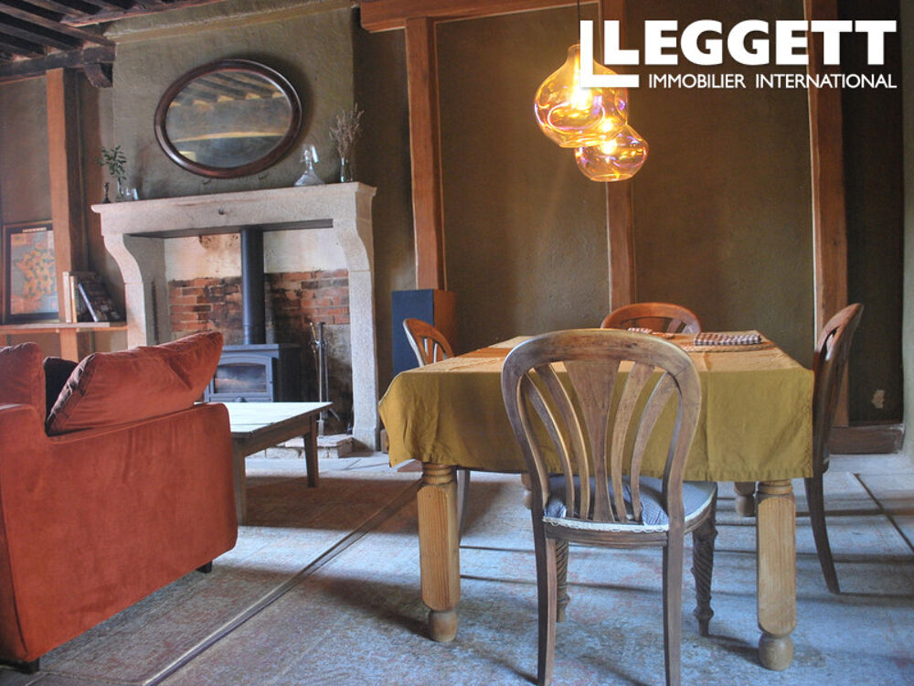 Une jolie maison de village indépendante comprenant une chambre, avec jardin attenant, grange et atelier