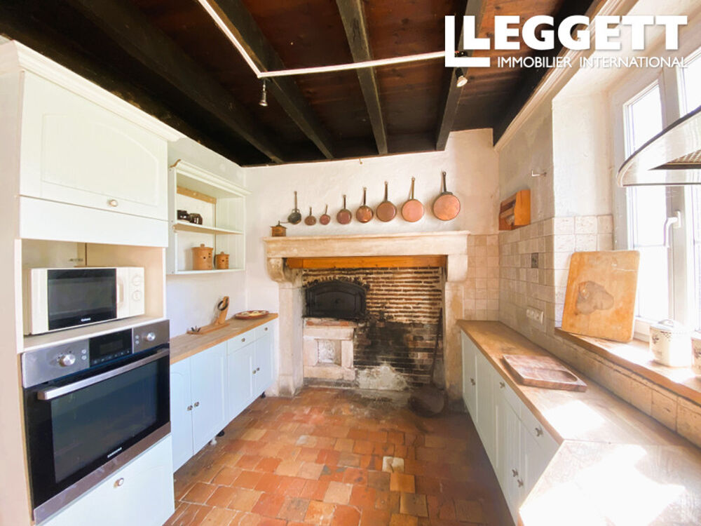 Magnifique maison de campagne en pierre de 4 chambres,granges attenantes et maisonnette indépendante à rénover