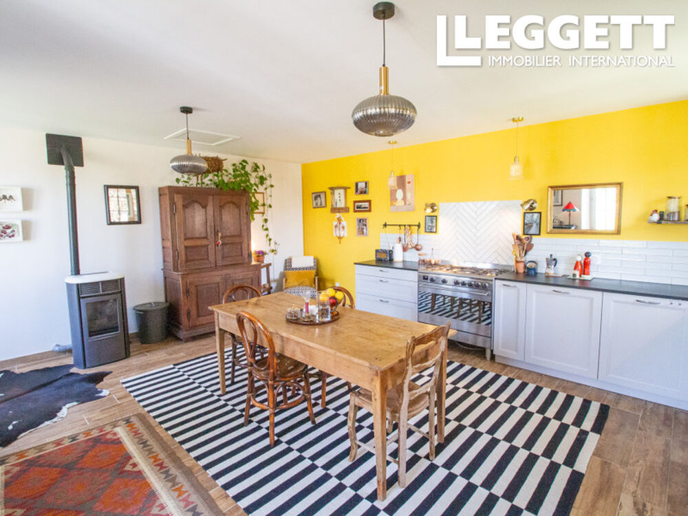 Une charmante maison de plain-pied avec deux chambres, deux salles de bains, des dépendances et un jardin près