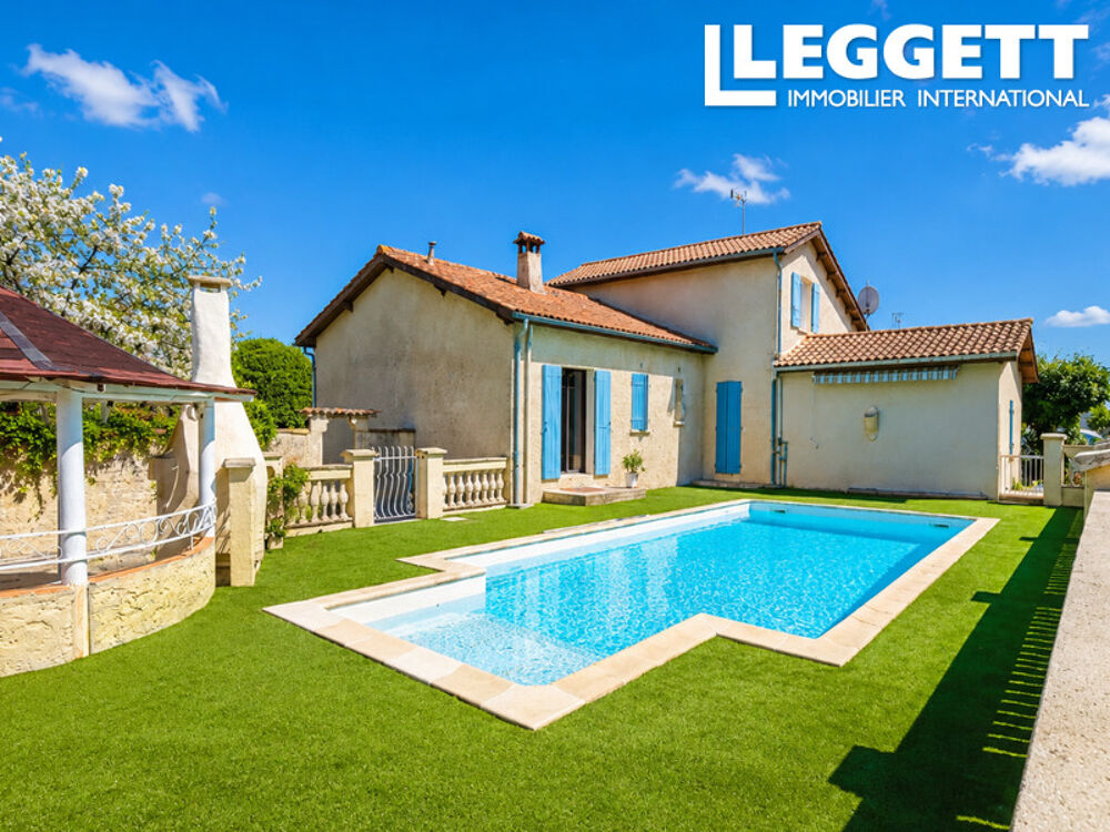 Maison familiale d'une surface de 198 m² avec une piscine 10 x 5m sur un terrain de 1792 m² sans vis-à-vis.