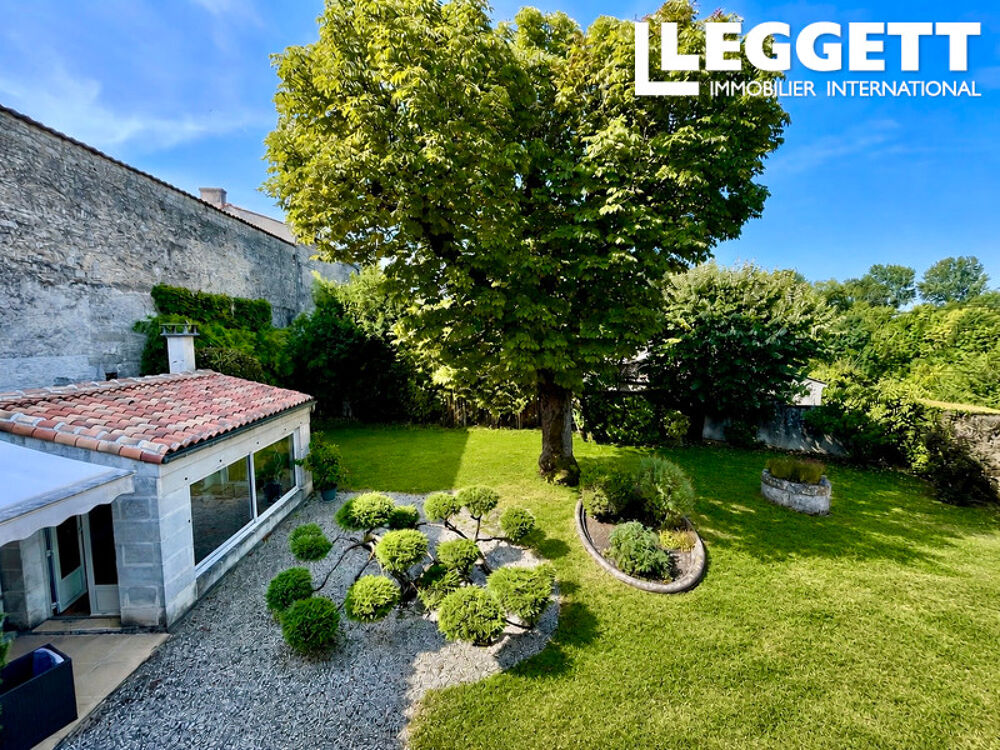 Vente Maison Une maison de ville d'époque 1844, située au centre de Cognac, avec un grand jardin, une piscine et un garage Cognac