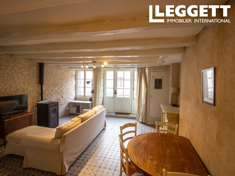 Maison de deux chambres et deux salles d'eaux intra-muros de Richelieu. Vendu meublé.