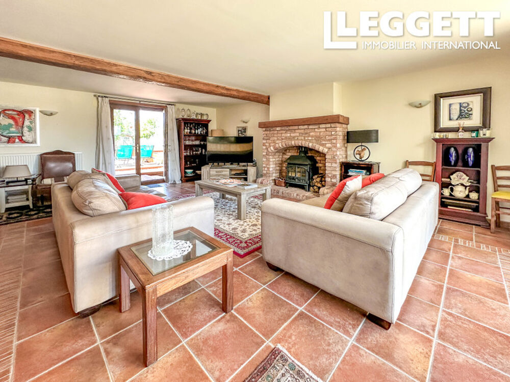 Vente Maison Maison avec 3 chambres et 2 SDE. Grand séjour lumineux . Terrasse et jardin. 5km de Jarnac & 10km de Cognac. Chassors