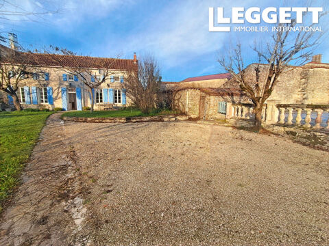   Maison charentaise avec 4 chambres, 2 salles de bain et piscine dans un petit village, petite gite et garage. Maison - 8 pi�ce(s) - 220 m�