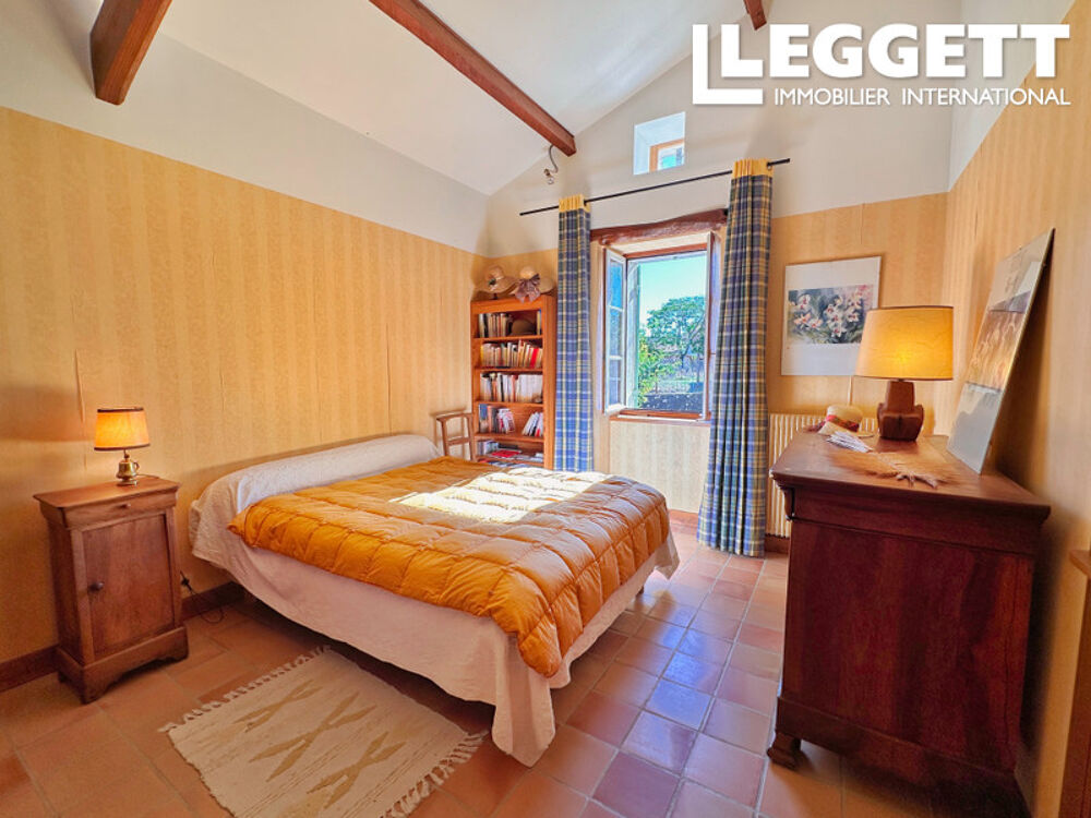 Vente Maison Grande maison de caractère avec 6 chambres, dépendance et joli jardin, dans un quartier calme et résidentiel. Saint aulaye-puymangou