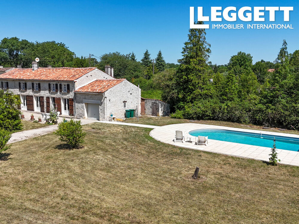 Vente Maison Maison en pierre avec piscine chauffée et jardins . 5 chambres, 2 salles de bains .<br />Proche de St Jean D'Angely Aumagne