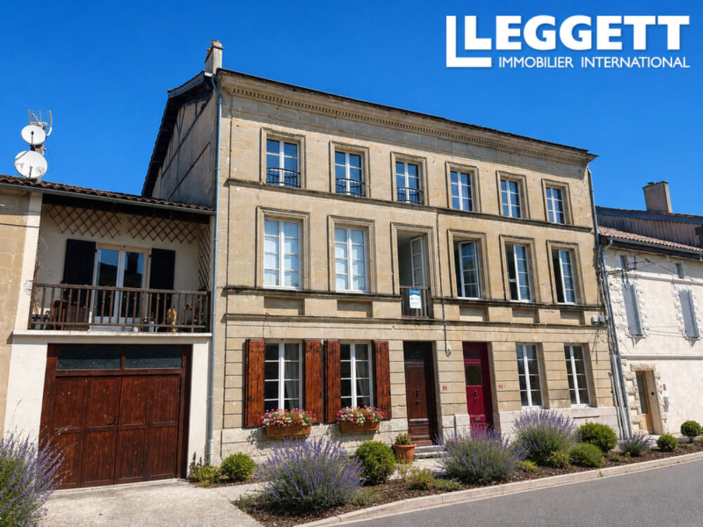 Entièrement rénovée et extrêmement spacieuse, cette maison de ville est idéalement située au c?ur d'un village