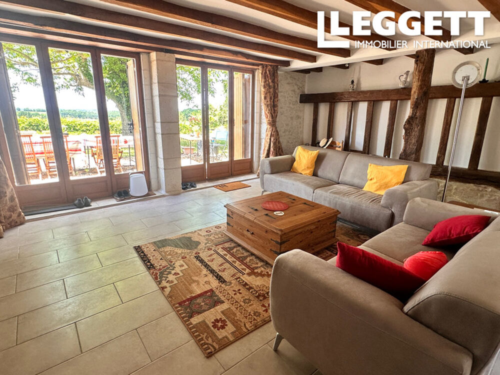 Ferme magnifiquement restaurée, avec vue panoramique. 3 chambres, piscine, grange, espace de stockage, parking