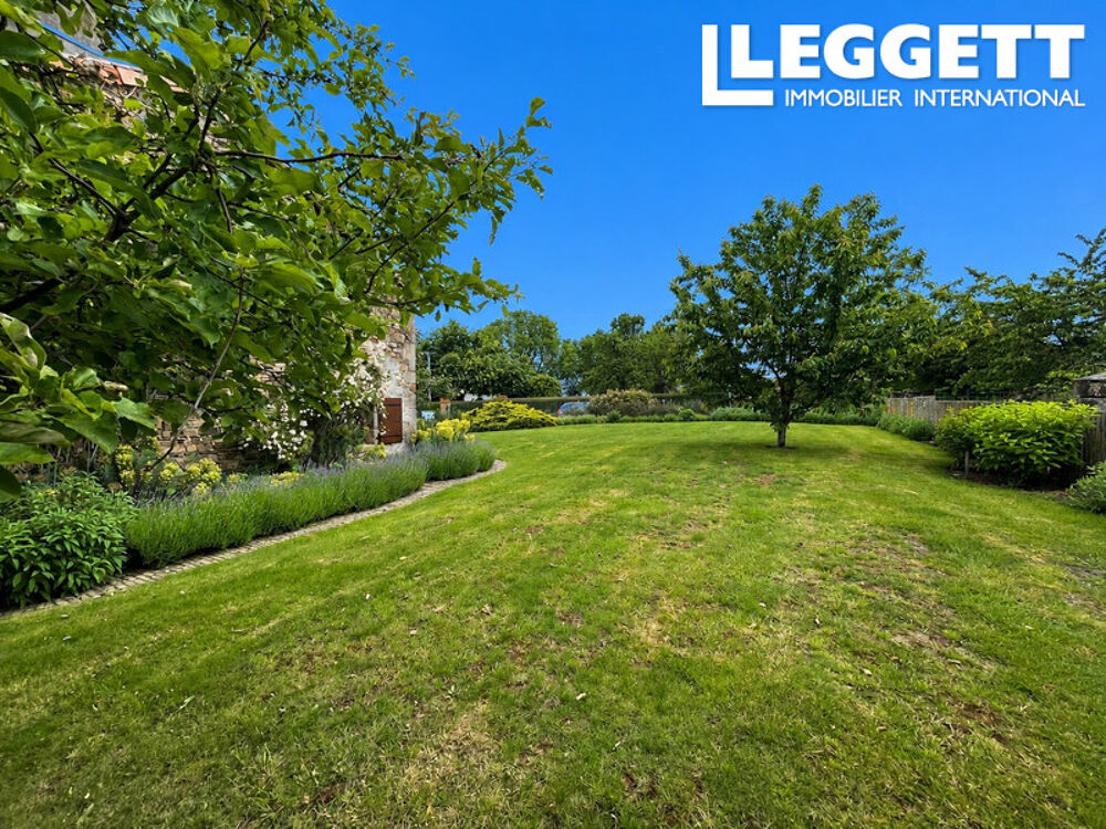 Charmante maison située dans un hameau paisible avec jardin, garage et terrain boisé.