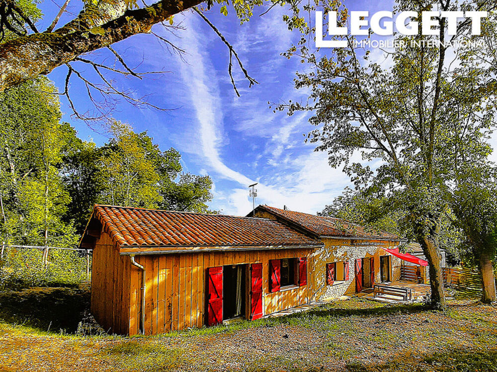 Maison rénovée de plain-pied : 3 chambres., séjour/cuisine ouverte, garage, jardin, terrasse et bois.