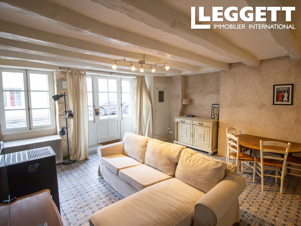 Maison de deux chambres et deux salles d'eaux intra-muros de Richelieu. Vendu meublé.