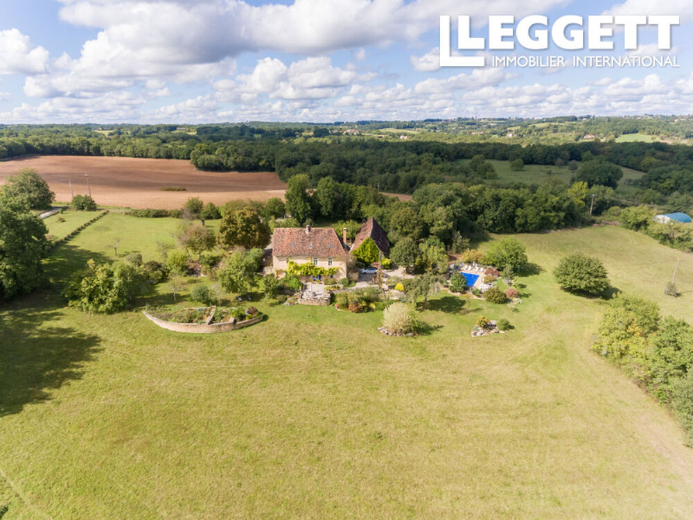 Maison médiévale avec deux gîtes, une grange, une piscine et 5,6 hectares. Situation isolée - Périgord Vert