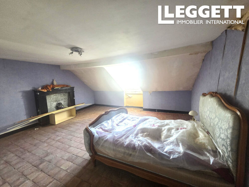 Maison de ville de trois chambres à rénover au centre de Pouancé.