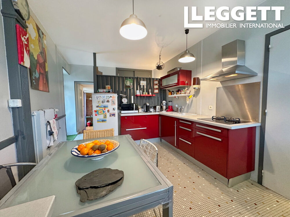 Vente Maison Spacieuse maison de village avec 3 chambres, grande grange, dépendance et joli jardin, proche des commerces. Saint-sÉverin