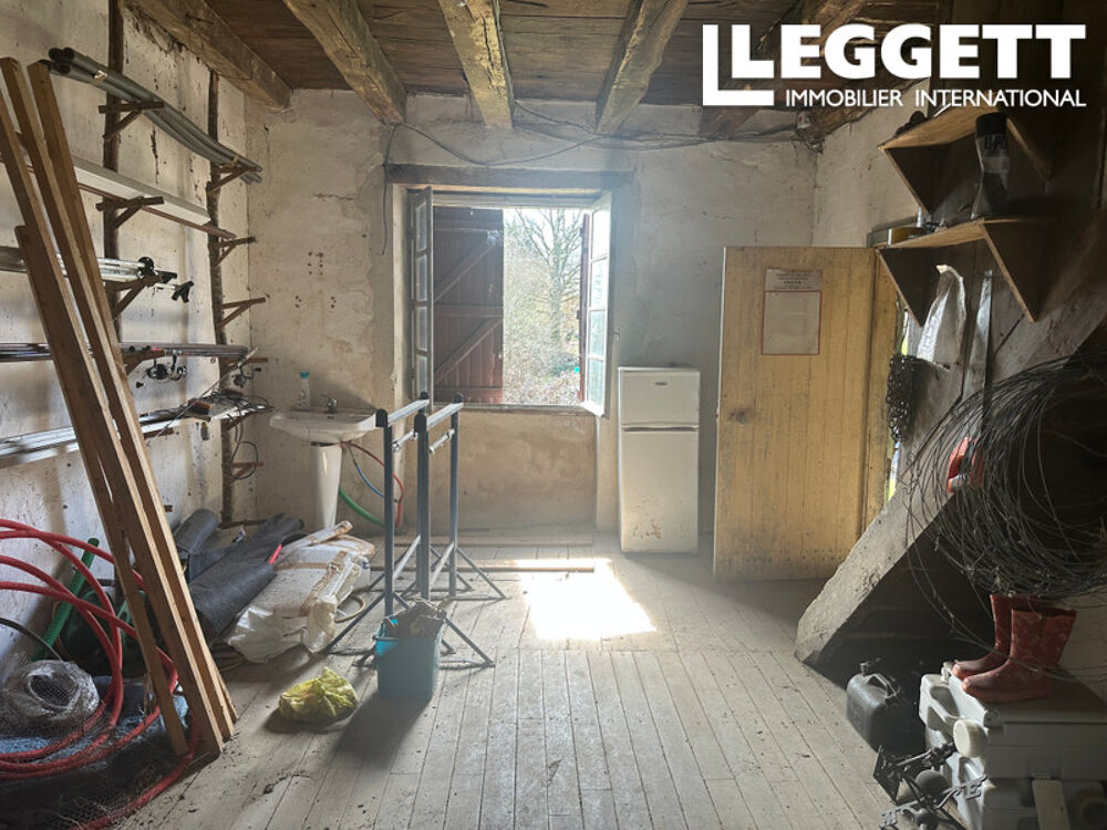 Beau lac avec maison et grange à rénover avec 9 Hectares Près de Ladignac-le-Long