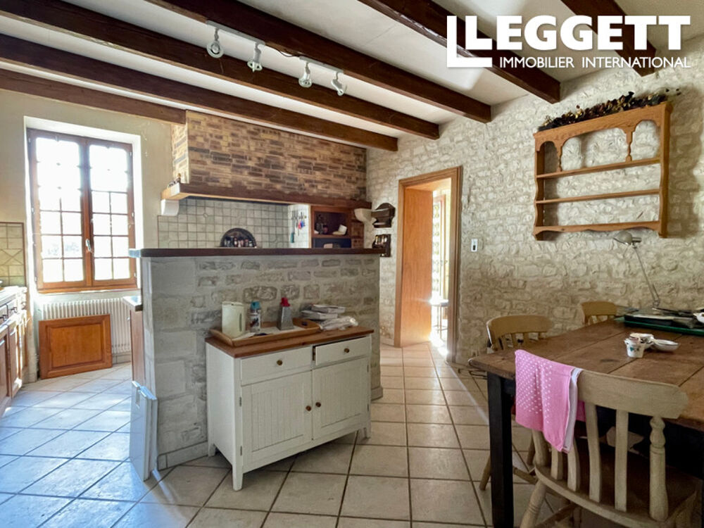 Vente Maison Une propriété en pierre, avec quatre chambres, un jardin et un terrain attenant. Vouharte