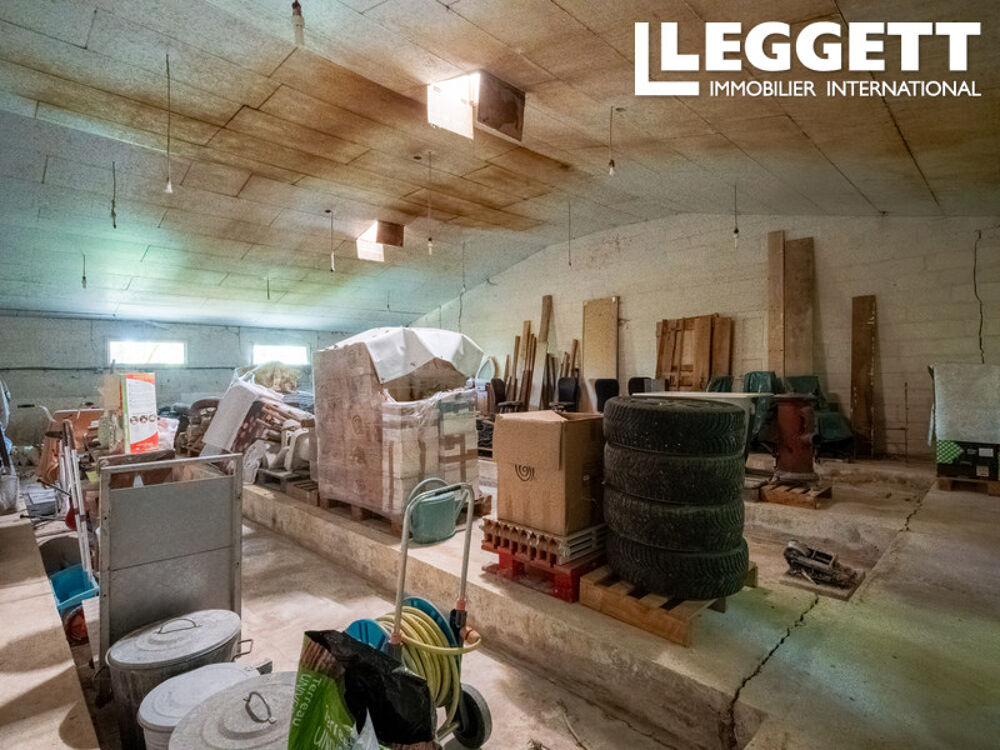Hangar, bâtiment de stockage de 600m² sur 4472m² de forêt.
