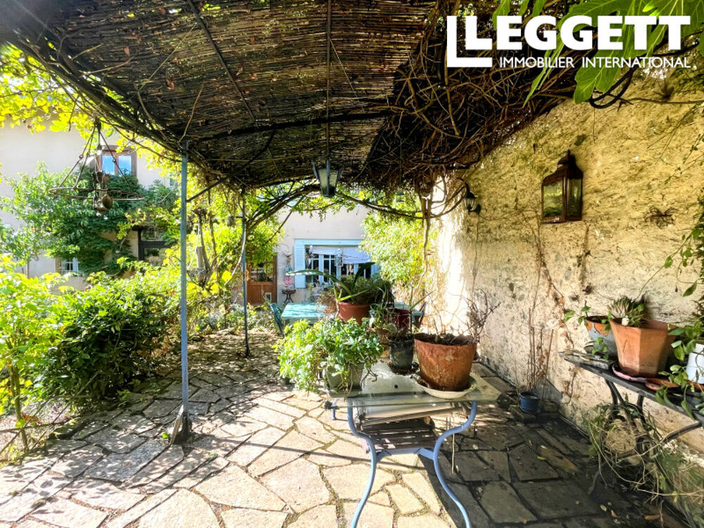 Vente Maison Superbe maison de ville de 6 chambres avec jardin attenant et parking privé. Bellac