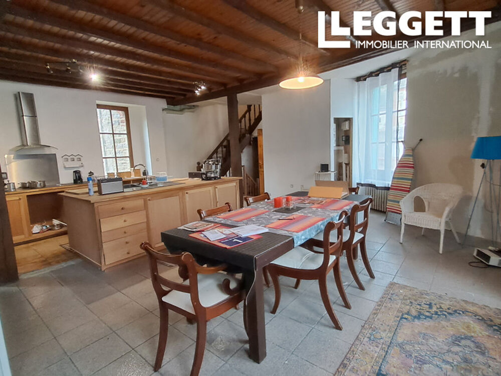 À ne pas mettre entre toutes les mains. Une superbe maison de ville à RÉNOVER, située au bord de la Varenne.