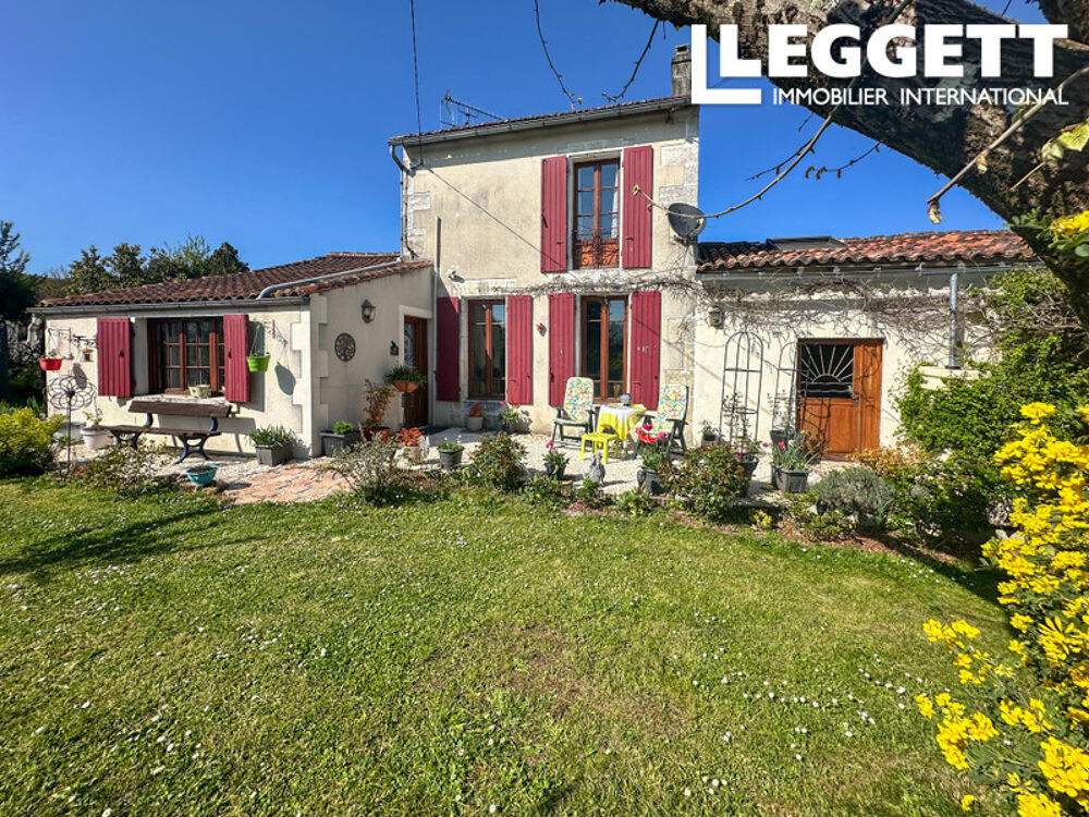 Maison individuelle avec 2 chambres, un studio indépendant , à distance de marche du centre de Cognac .