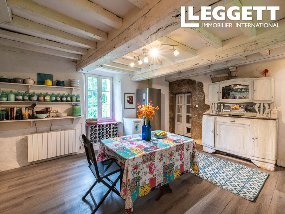 Cette maison du XVIe siècle avec 4 chambres est agrémentée d'un hectare de bois.