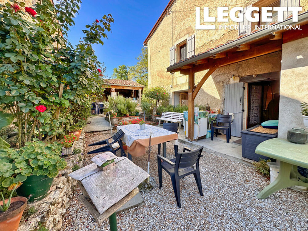 Maison de hameau à rafraîchir avec jolie cour, et en face, grand jardin avec hangar. À 5 mn de Riberac
