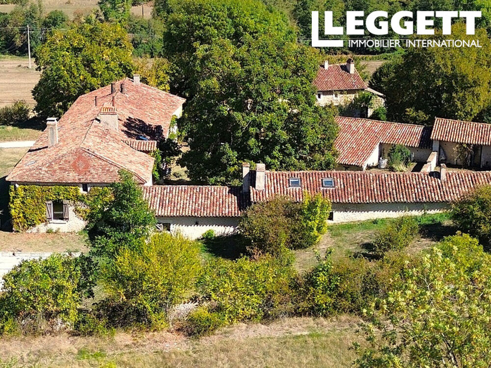 Vente Maison Bel ensemble immobilier de 20ha avec deux maisons, un gite, dépendances , préau . Vallereuil