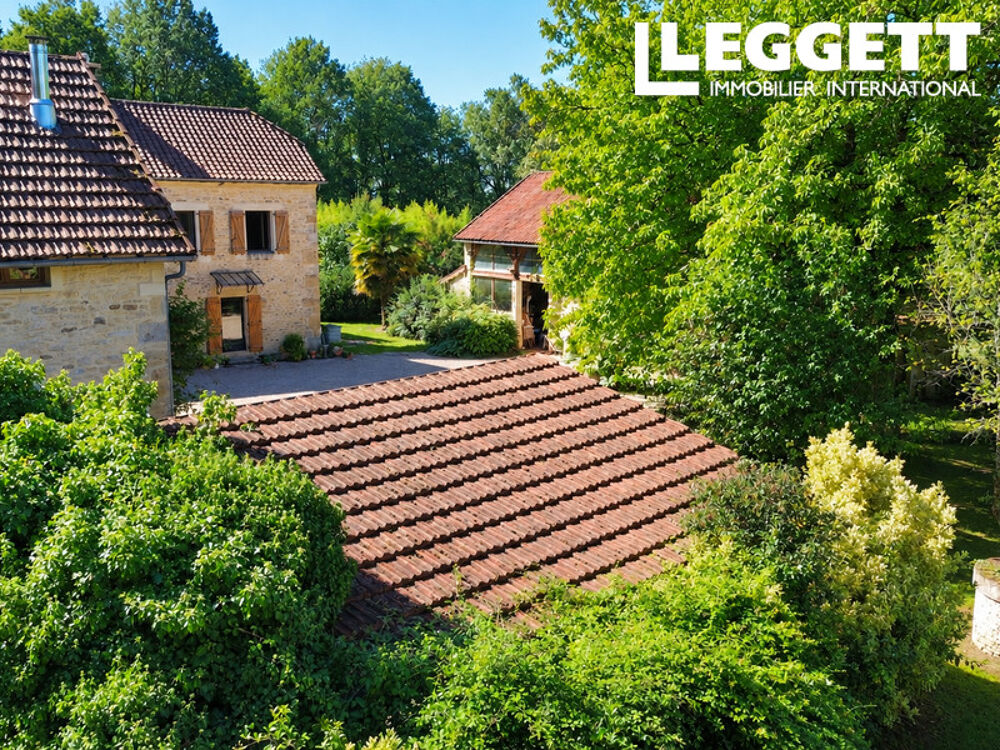 Propriété en Périgord Noir entre Sarlat et Montignac ? 2 maisons en pierre, 16 ha, piscine & dépendances