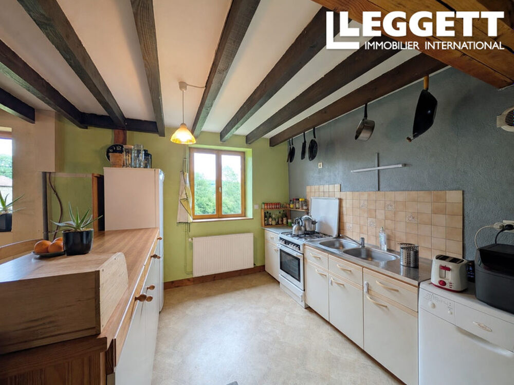 Vente Maison Une propriété en pierre pleine de charme, dotée d'un vaste espace de vie, d'un terrain et de dépendances. Saint-marc-À-loubaud
