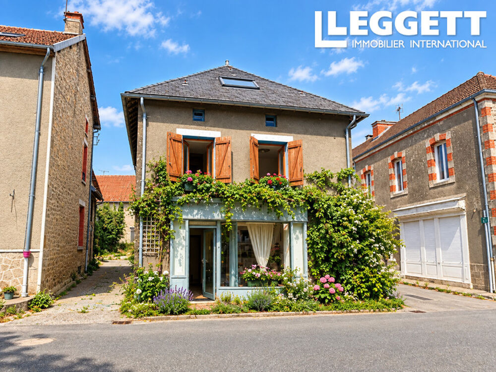 Ancien bar/maison, situé dans un petit village avec des commodités de base.