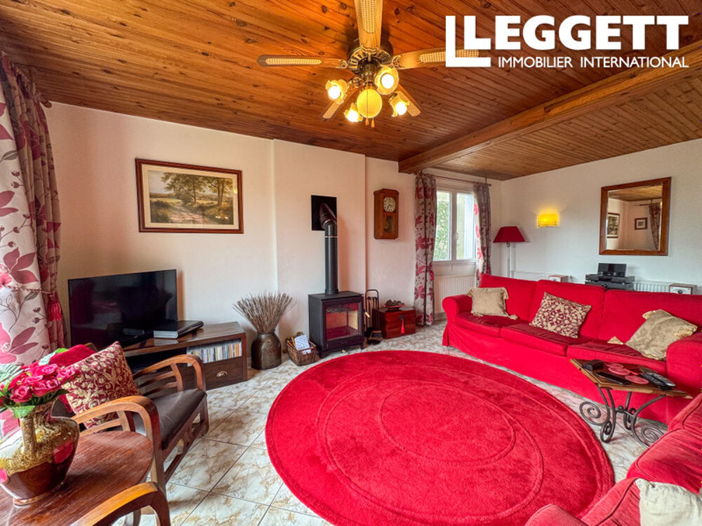 Charmante propriété de 3 chambres à la périphérie d'un village recherché, prête à emménager et à vendre.