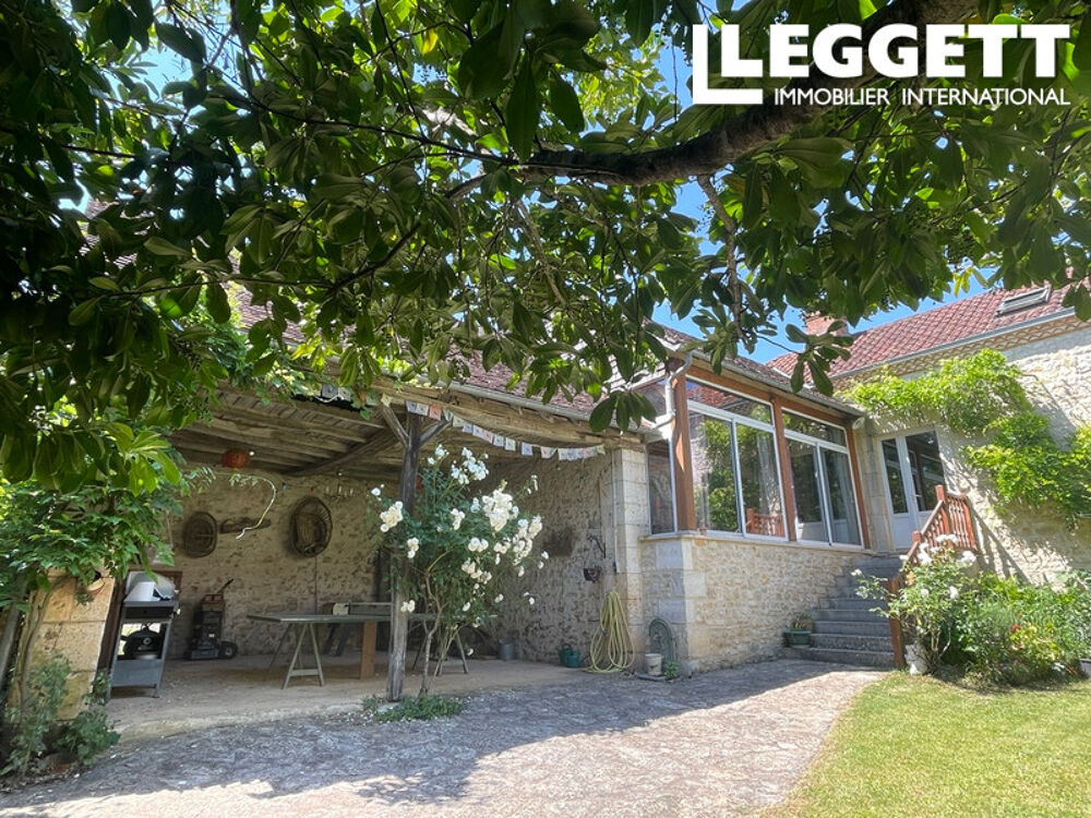 Vente Maison Charmante ferme rénovée avec grange, atelier, cour et située à proximité d'une petite rivière idyllique. Cubjac-auvÉzÈre-val d'ans