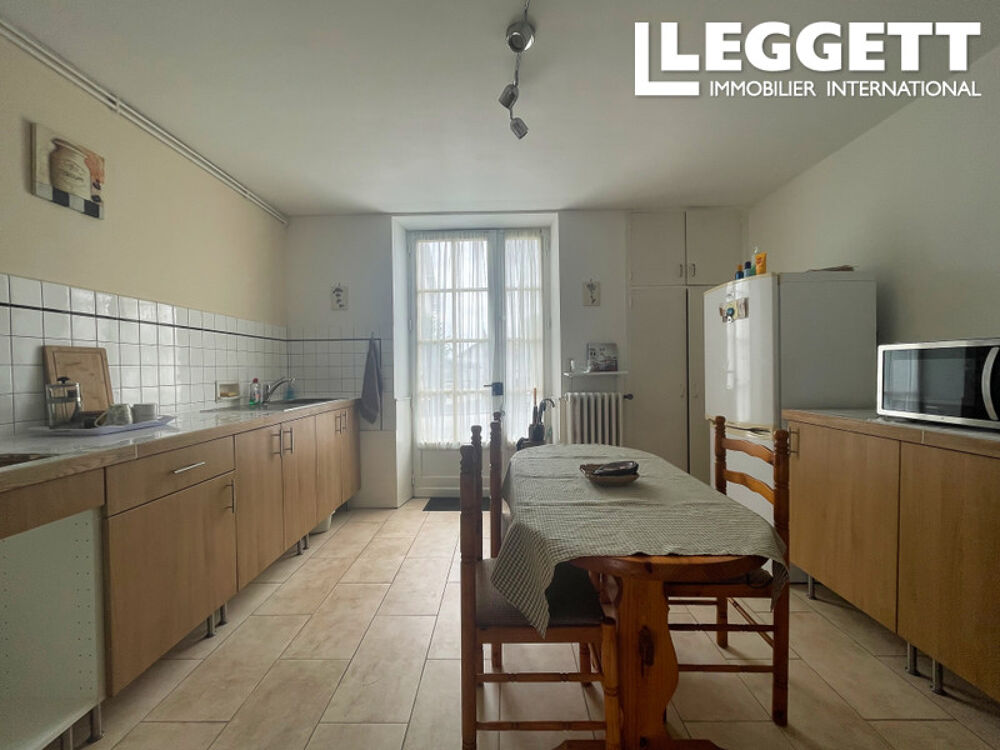 Maison individuelle de 2 chambres (71 m²) avec une 2ème maison attenante à rénover (67 m²) Garage et jardin.