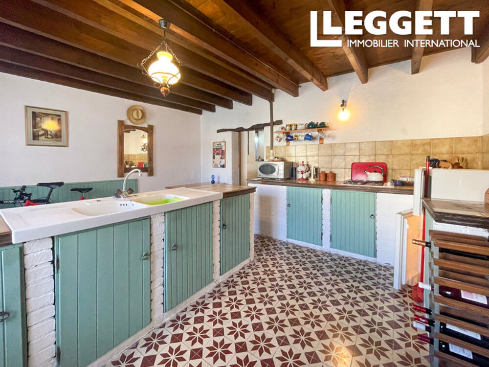 Maison ancienne en pierres, idéale résidence secondaire ou 1er achat, Argentonnay. Cour avec dépendance.