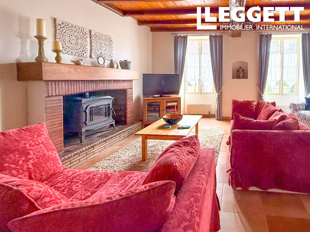 Maison traditionnelle indépendante de 4 chambres au c?ur d'un village, avec jardin et piscine.