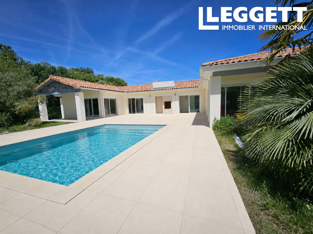Maison contemporaine plain pied avec jardin et piscine
