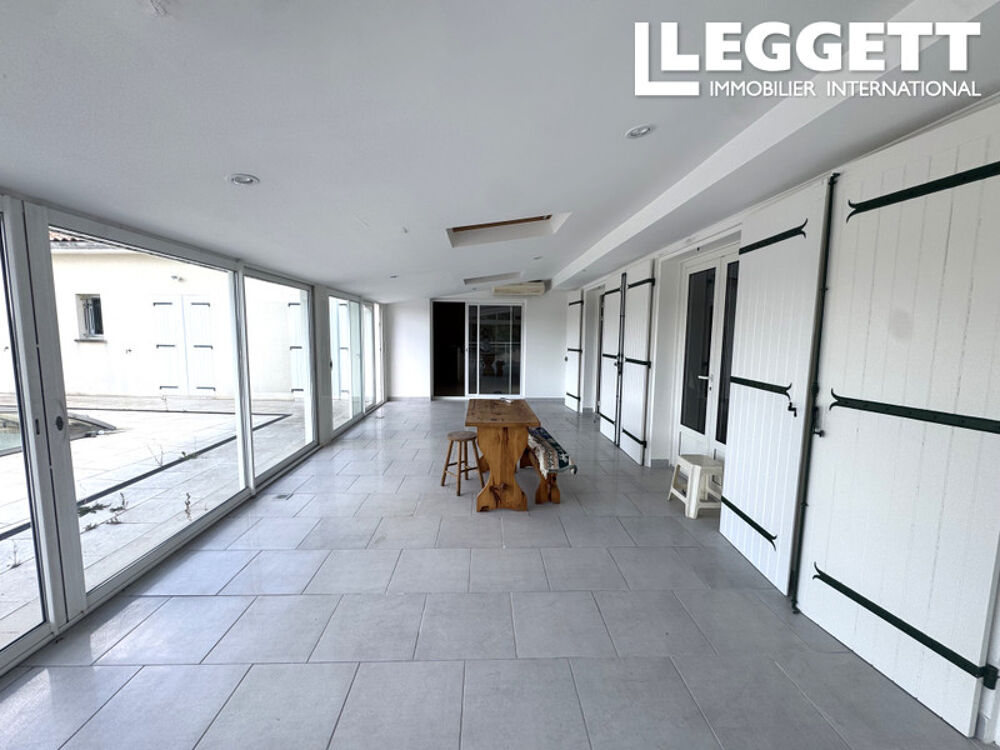 Grande propriété de caractère comprenant deux habitations, l'une avec piscine proche de Cognac.