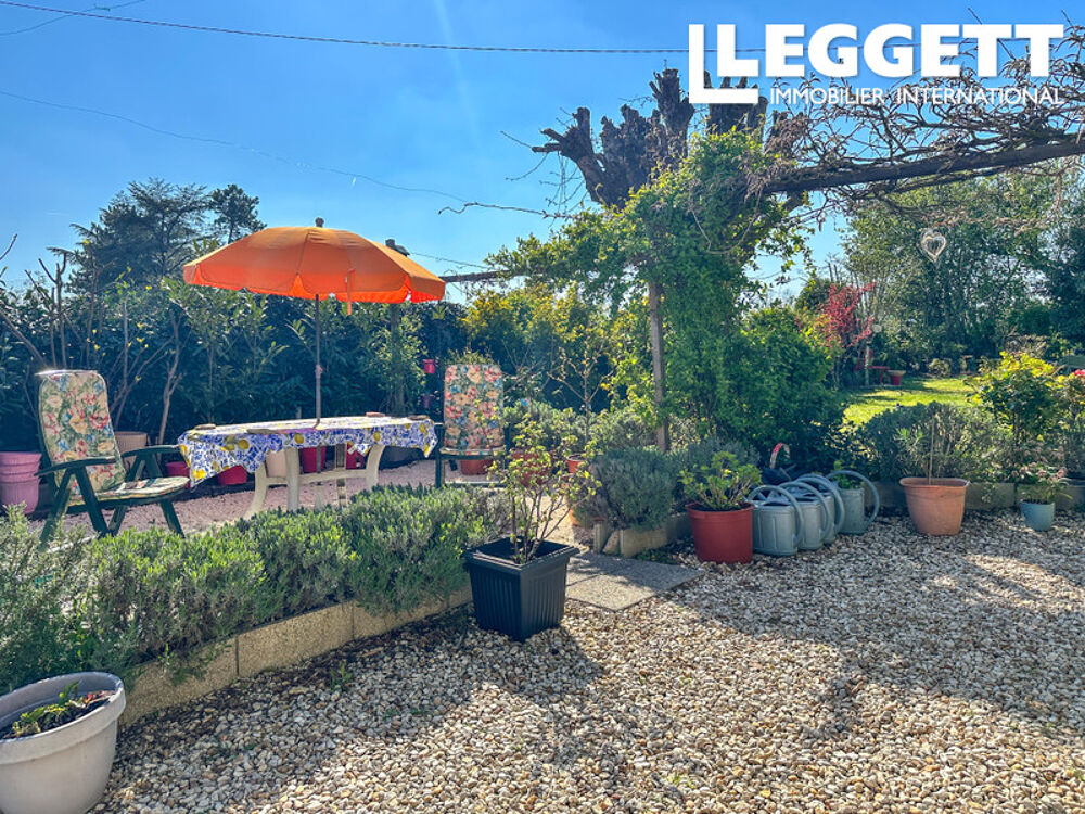 Maison individuelle avec 2 chambres, un studio indépendant , à distance de marche du centre de Cognac .