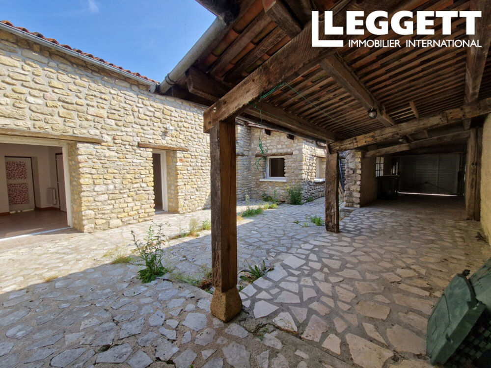 Jolie maison de plain pied, avec trois chambres, cour et jardin. Toutes les commodités de RUELLE à proximité.
