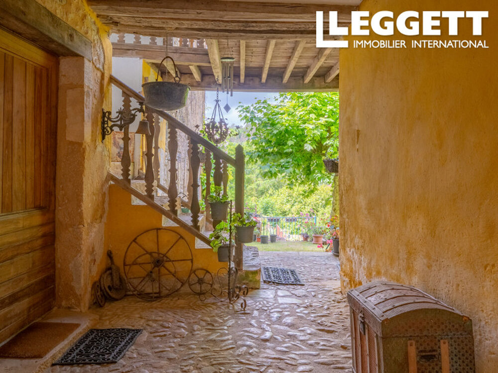 Maison de caractère, grange et piscine dans village typique