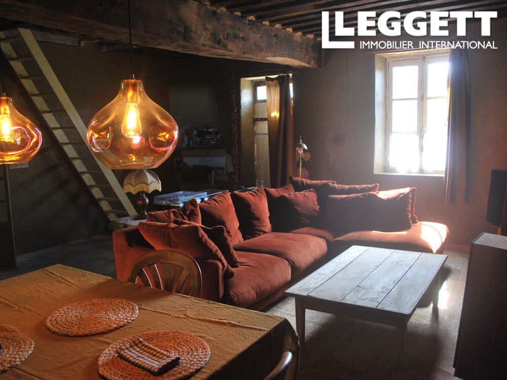 Une jolie maison de village indépendante comprenant une chambre, avec jardin attenant, grange et atelier