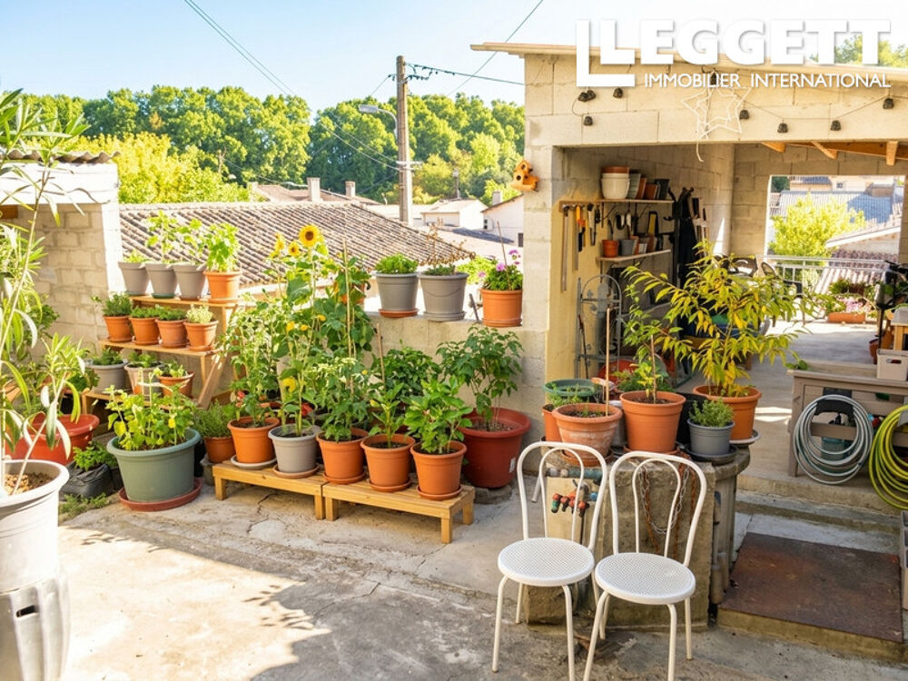 Maison sur les hauteurs du village de Caumont avec vue dégagée. Possibilité de créer 2 appartements
