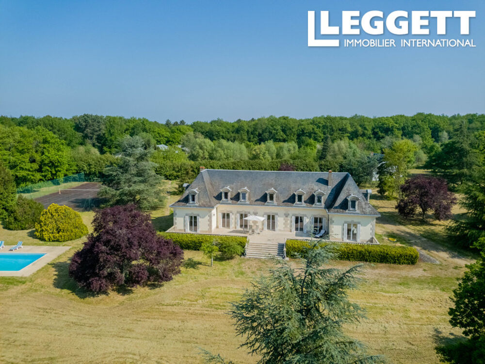Vente Maison Domaine en Val de Loire comprenant deux maisons entièrement rénovées, piscine, tennis et 109 hectares Azay-le-rideau