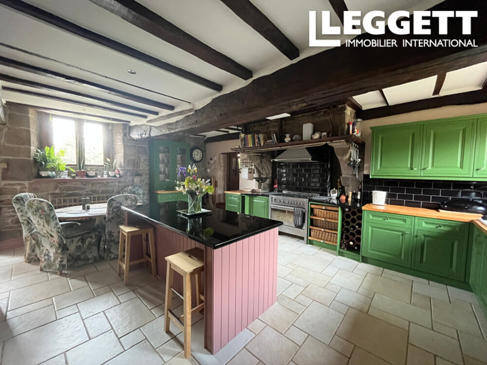 Maison en pierre du 18e siècle avec toit en ardoise, belles boiseries et magnifiques jardins.