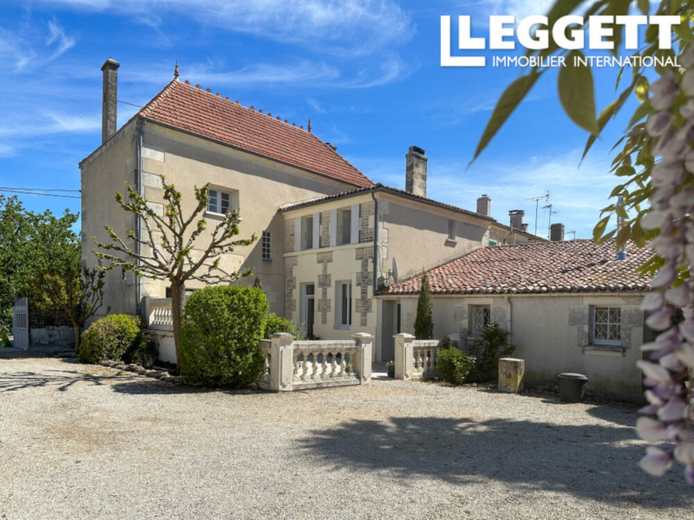 Maison de caractère ? 5 chambres, piscine chauffée au sel, dépendances, près de Cognac.