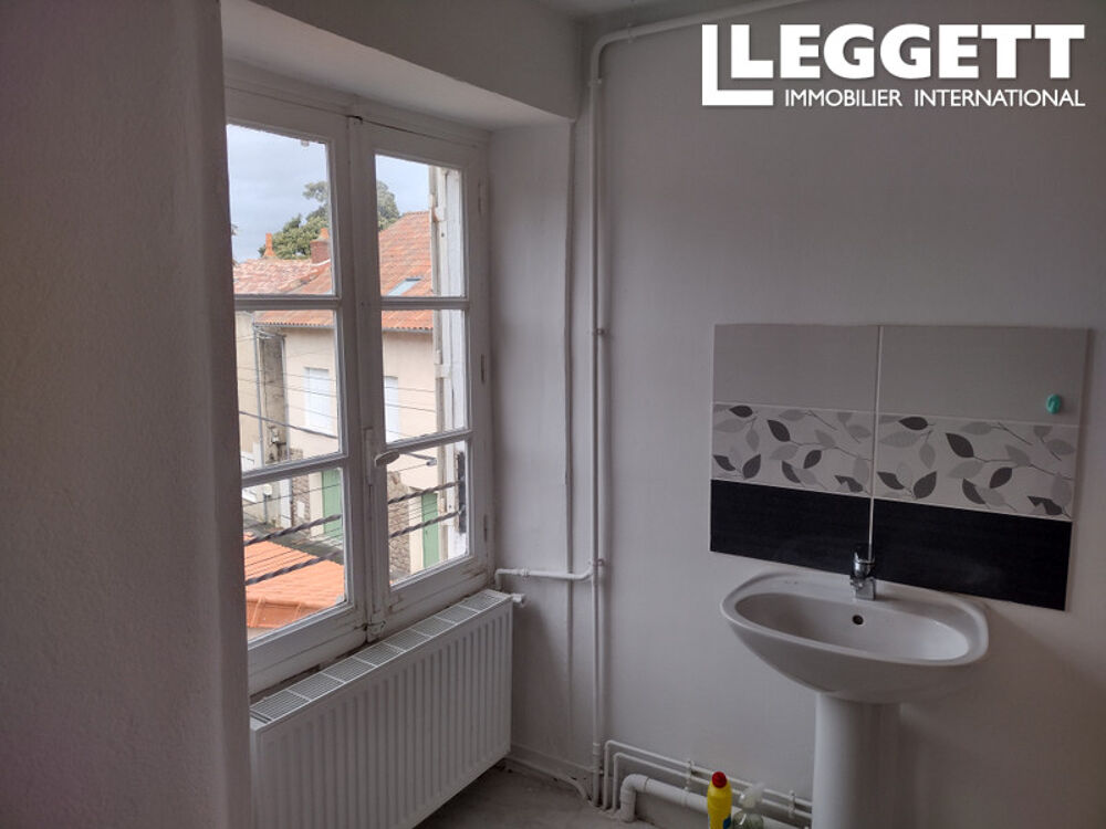 Vente Maison Magnifique maison de ville - 2 chambres/2 salles de bain, 3 étages avec jardin indépendant. Montmorillon