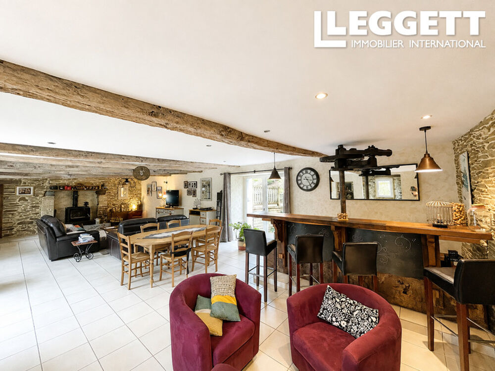 Vente Maison Située dans un hameau calme au c?ur du village, charmante maison de caractère de six chambres, MerlÉac