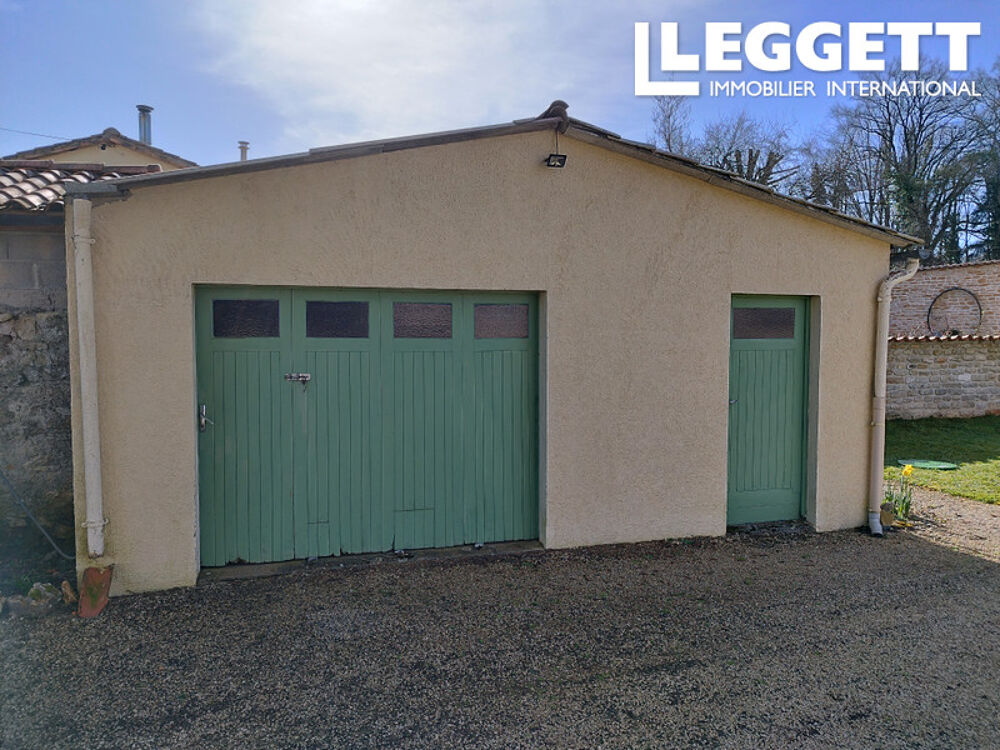 Maison individuelle offrant trois chambre , une annexe un garage, divers dépendances et jardin avec piscine.